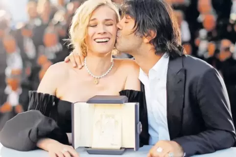 Küsschen für die Gewinnerin: Regisseur Fatih Akin und seine Hauptdarstellerin Diane Kruger.