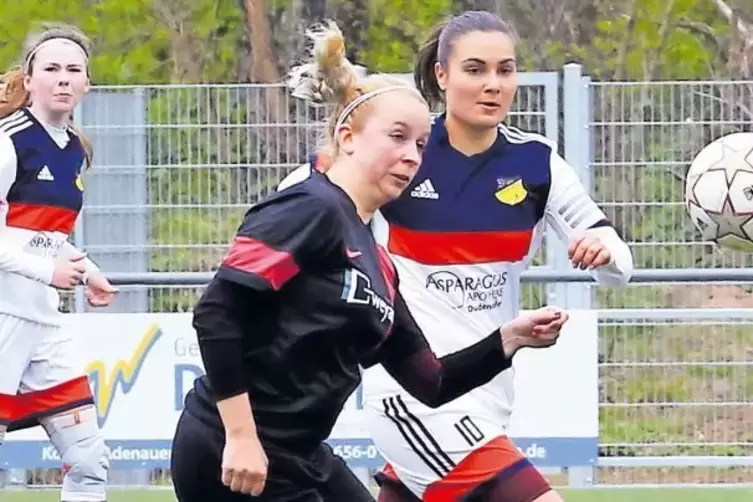 Erfolgreiche Titelverteidigerin: Selina Liotta (rechts) vom FV Dudenhofen, hier im Pokal gegen DSG Breitenthal/Niederhambach.