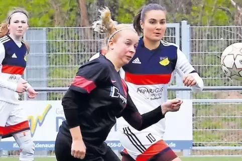 Erfolgreiche Titelverteidigerin: Selina Liotta (rechts) vom FV Dudenhofen, hier im Pokal gegen DSG Breitenthal/Niederhambach.