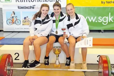 Strahlende Gesichter bei Carolin Dauth, Sophia Attilo und Emily Keßler (von links).