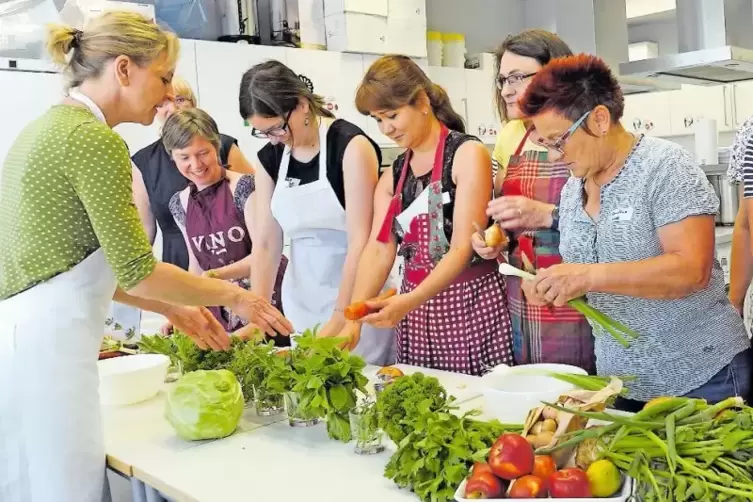 So geht’s: Stephanie Fromme kocht mit ihren „Schülerinnen“.