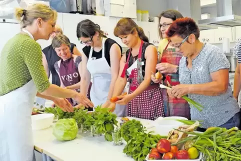 So geht’s: Stephanie Fromme kocht mit ihren „Schülerinnen“.