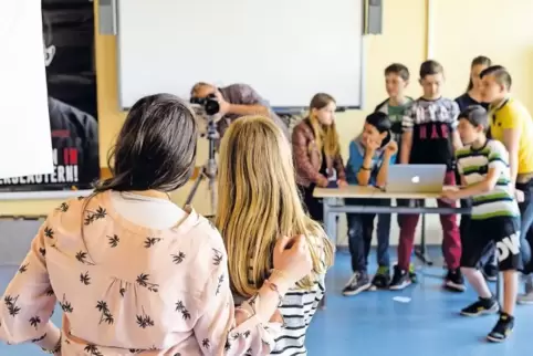 Blick über die Schulter: Fotosession vergangene Woche in den Frankenthaler Gymnasien.