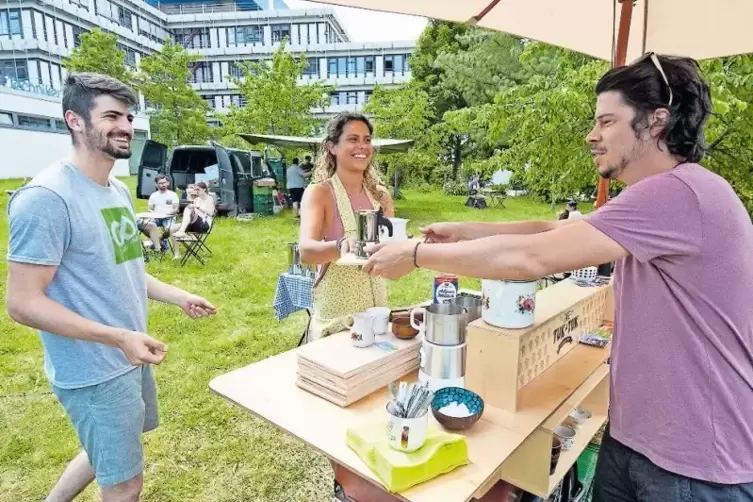 Maria Pape und Carlo Knauf bereiten und servieren auf dem Campus der TU frischen Kaffee mit ihrem „TUK-TUK“. Sehr zur Freude von