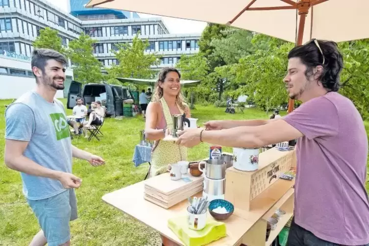 Maria Pape und Carlo Knauf bereiten und servieren auf dem Campus der TU frischen Kaffee mit ihrem „TUK-TUK“. Sehr zur Freude von