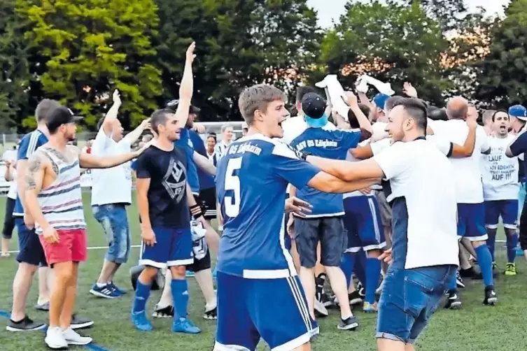 Kollektive Freude: Die ASV-Spieler und ihr Anhang feiern.