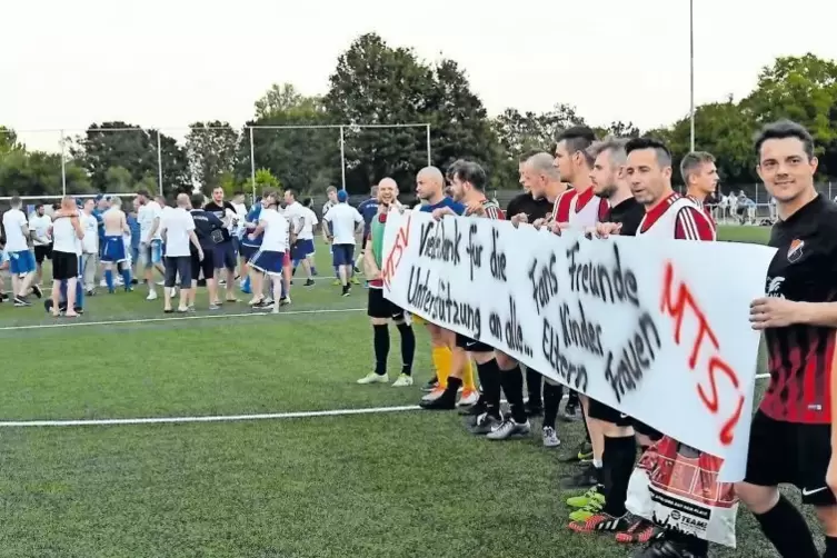 Während die Edigheimer feiern, bedanken sich die Beindersheimer mit einem Transparent bei den Fans.