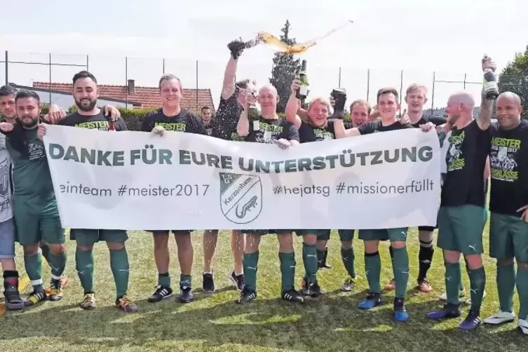 Mal umgekehrt: Der Trainer, hier Kerzenheims Coach Marc Heinrich, verpasst seinen Spielern eine Bierdusche. Auf dem Foto darüber