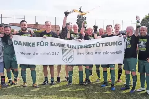 Mal umgekehrt: Der Trainer, hier Kerzenheims Coach Marc Heinrich, verpasst seinen Spielern eine Bierdusche. Auf dem Foto darüber