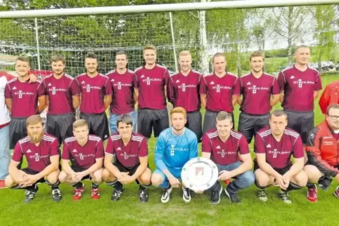 Die Meistermannschaft des SV Gundersweiler, stehend von links: Vorstand Peter Pfister, Spielertrainer Michael Hammerschmidt, Tob