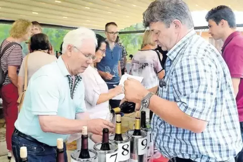 47 Rebensäfte konnten beim Obermoscheler Weingut Schmidt ...