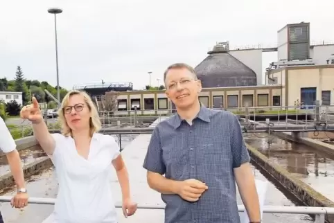 Erneuerungsbedarf an allen Ecken und Enden: Wolfgang Bühring, Stefanie Seiler und Peter Nebel (von links) inspizieren die Kläran