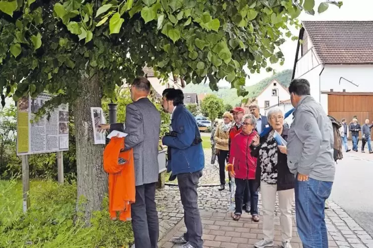 Bürgermeister Ralf Weber (links) erläutert Juryleiter Thilo Gruber das Brunnenkonzept. Die Rumbacher verstanden es, mit vereinte