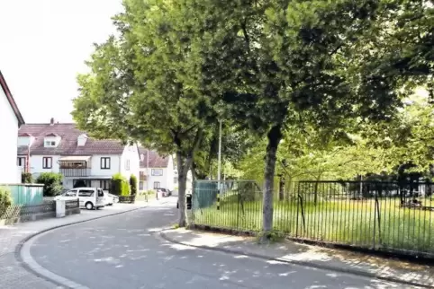 An der Stengelkaserne: Links die Reihenhäuser, rechts am Straßenrand können deren Bewohner bis jetzt ihre Autos abstellen.