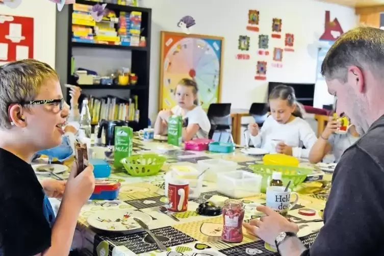 Frühstück (von links): Nico, Josephine, Marie und ihr Betreuer Oliver Johannes starten in den Tag.