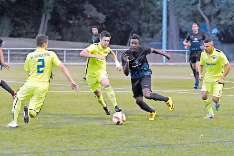 Lalabiy Lubuimi (Mitte, dunkles Trikot) wird auch in der kommenden Saison die Fußballschuhe für den VfR Frankenthal schnüren.