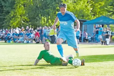 Er kann’s noch: Der ehemalige FCK-Profi Alexander Bugera lässt Auswahlspieler Ludwig Zwally rechts liegen und zieht mit dem Ball