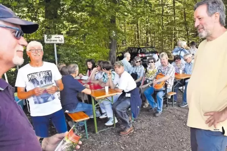 Wandelndes Wald-Lexikon: Revierförster Volker Ehrgott (rechts) wusste beim Gemarkungsrundgang in Dansenberg viel Interessantes z