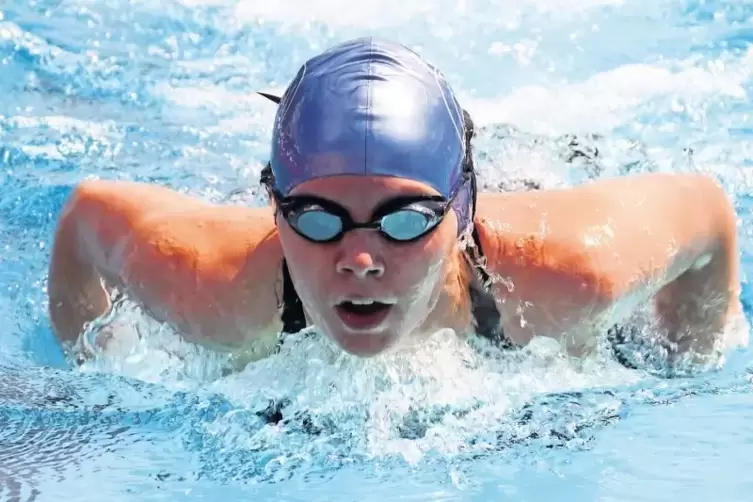 Caroline Nicklaus von der TSG Zellertal kehrte mit einem kompletten Medaillensatz vom Kreisjugendschwimmfest nach Hause. Sie erz