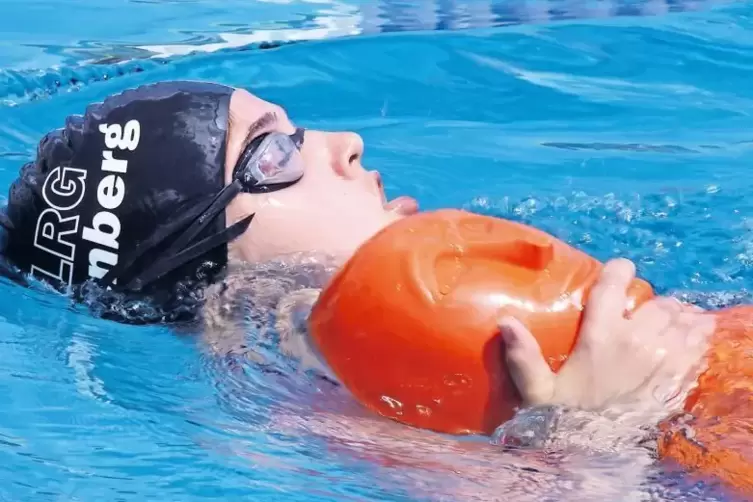 Ava Weszkalnys (DLRG Eisenberg) bei der 4 mal 50 Meter Rettungsstaffel. Am Ende erreicht sie mit ihrer Mannschaft den dritten Pl