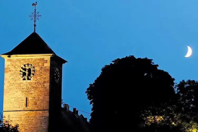 Steht gerade im Scheinwerferlicht: die Protestantische Jakobskirche in Herxheim am Berg.