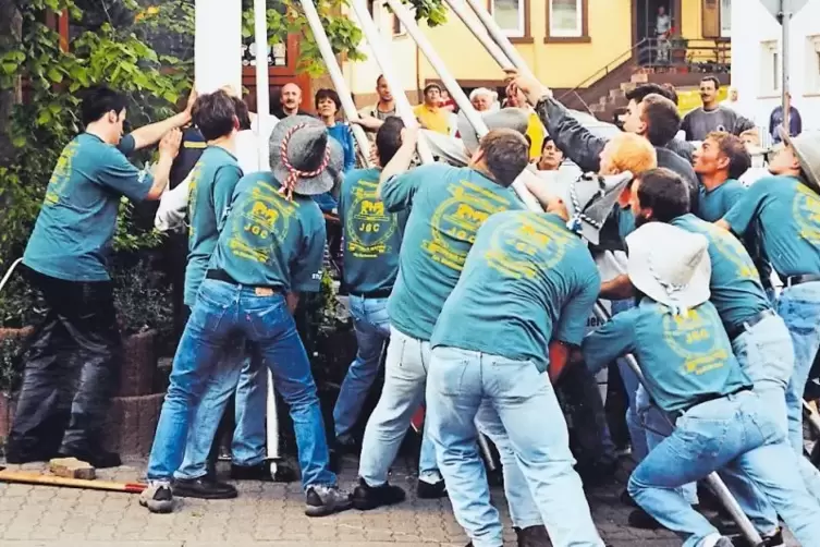 Gemeinsamkeit ist gefragt beim Hauensteiner Jugendgeselligkeitsverein (JGC), nicht nur beim Maibaumstellen wie hier 1999. Am Sam