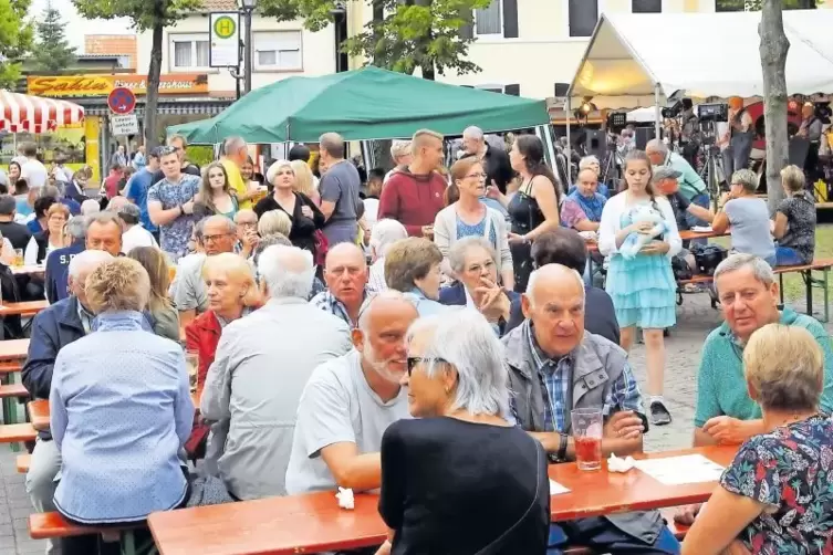 Weinschorle im Dubbeglas an den Biertischen: Viel Betrieb war am Samstagabend.