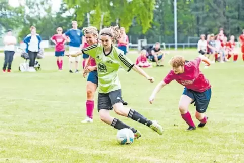 Enteilt: Lea Maro vom 1. FFC Kaiserslautern (im grünen Trikot) wird im Spiel gegen den TuS Münchweiler von zwei Gegenspielerinne