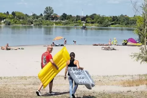 Der Strand am Steinhäuserwühlsee füllt sich wieder.