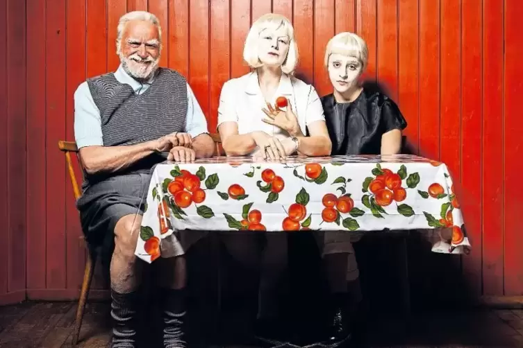 Eine Familie, die in einem Karton lebt: Herr Werner (Bernd Birkhahn), Frau Werner (Petra Morzé ) und Rosalie (Irina Sulaver) in 