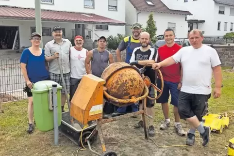 Haben auf dem Spielplatz in Vogelbach fleißig gearbeitet: Renate Weber, Horst Weber, Karlheinz Bender, Andreas Landsberg, Björn 