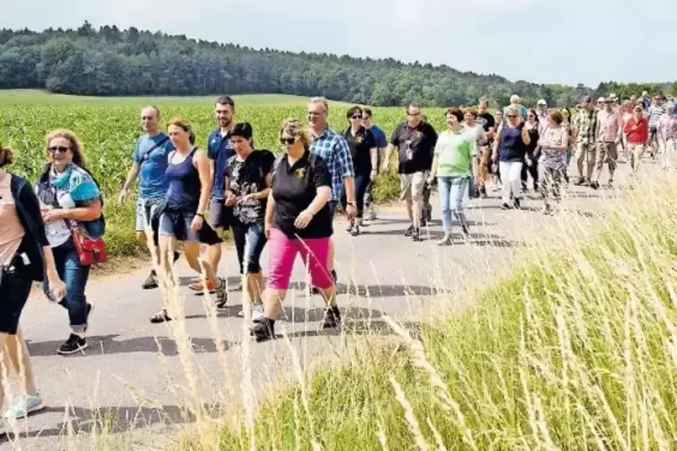 Sechs Kilometer lang ging es für die Weinwanderer rund um den Ort. An drei Stationen gab es je zwei Weine zu probieren.