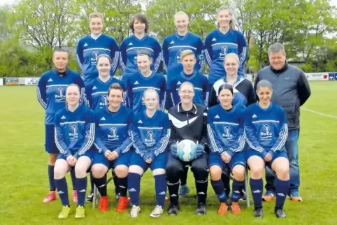 Schafften mit 21 Siegen aus 24 Spielen souverän den Titelgewinn: die Spielerinnen des FC Marnheim und ihr Trainer. Hinten (jewei