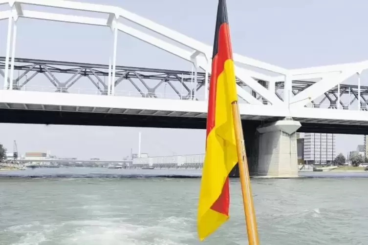 Ein Tour-Klassiker ist die Hafenrundfahrt mit dem Motorschiff „Pfalz“.