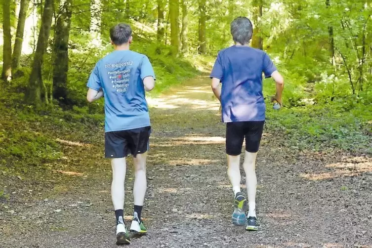 Zwei Läufer im Wald: Karl-Heinz Klos vom LC Donnersberg (rechts) und RHEINPFALZ-Redakteur Sebastian Stollhof auf der 14-Kilomete