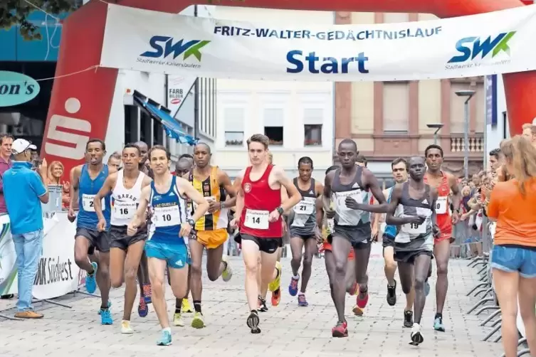 Da war er noch in der Spitzengruppe: Tim Könnel vom TuS Heltersberg (im roten Laufhemd) kurz nach dem Start des Elitelaufs. Ganz