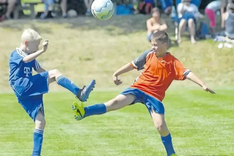 Voller Einsatz: Die gastgebende JSG Gauersheim-Zellertal (orange-blaue Trikots), hier im Spiel gegen die Gäste aus Bretzenheim, 