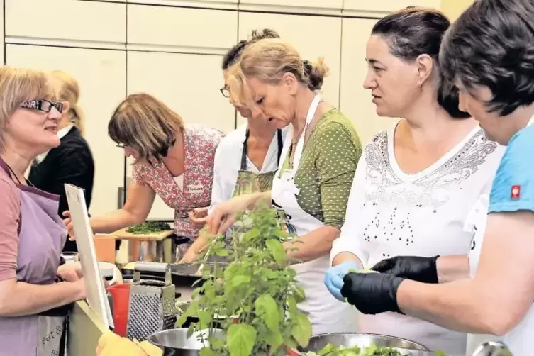 Mehr als 20 Vertreter aus Schulen, Kindergärten, Vereinen und Institutionen besuchten in der Katholischen Familienbildungsstätte