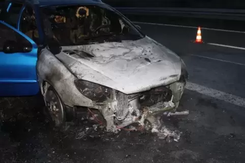 Das Auto brannte völlig aus. Foto: Polizei