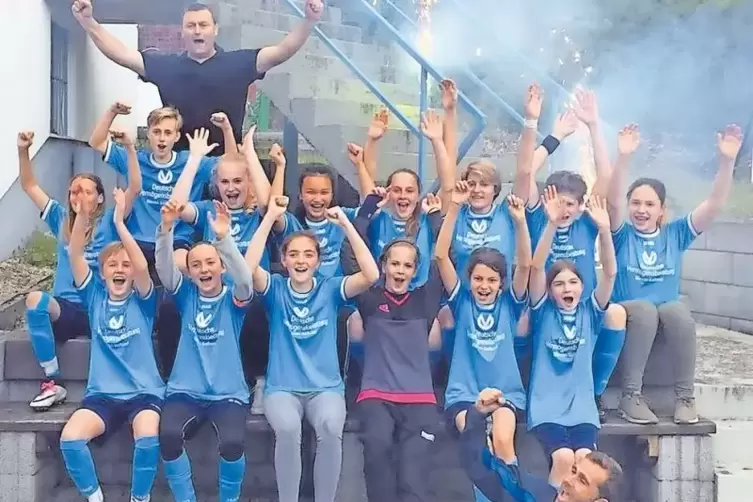 Ein Feuerwerk für den Meister und Pokalsieger: Die U14-Trainer der SG Hinterweidenthal/Hauenstein, Joachim Burkard (hinten) und 