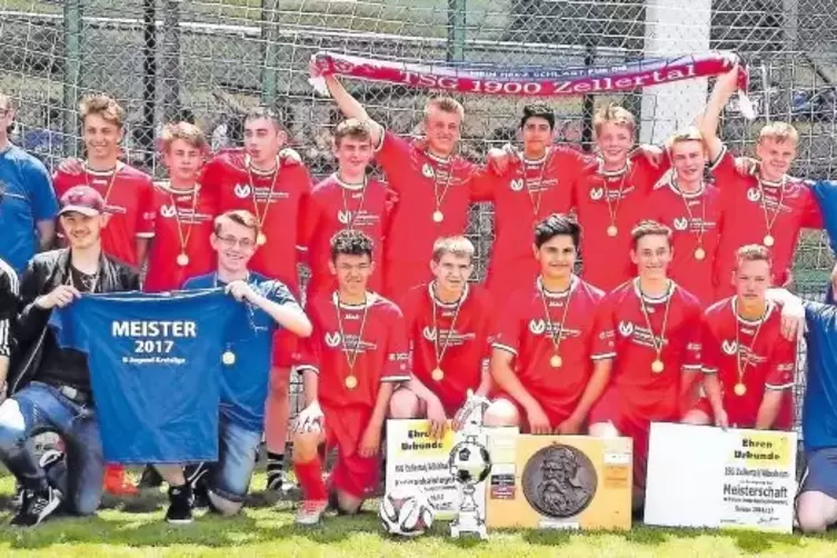 Stolze Liga- und Pokalgewinner: B-Junioren der JSG Zellertal/Albisheim mit ihren Trainern.