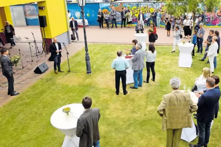 Festakt auf dem Gelände des Vereins in der Industriestraße. Die Redner gingen auf wichtige Stationen ein.