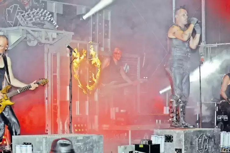 Fast wie beim Original: Völkerball boten den Zuschauern eine explosive Show, mit der sie ihren großen Idolen Rammstein alle Ehre