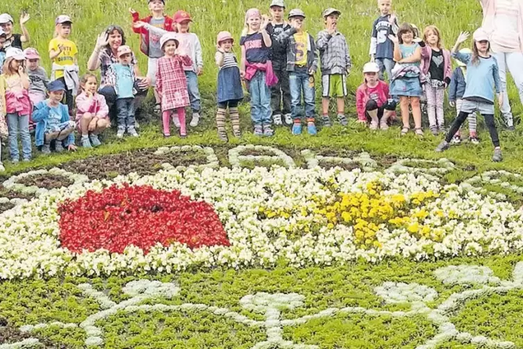 In Zukunft werden nur noch drei Kreisel bepflanzt: im Bild der gestaltete Blumenkreisel der Kita Herz Jesu.