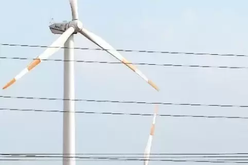 Sind kleiner als die geplanten Anlagen: die drei bestehenden Windkraftanlagen auf Schwegenheimer Gemarkung.