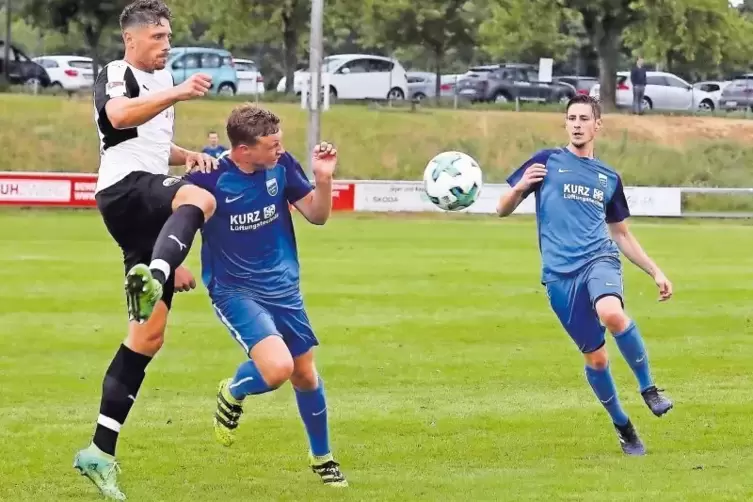 Neuzugänge unter sich: von links in Blau Christoph Wörzler und Kevin Schwehm vom TuS Mechtersheim gegen Sandhausen.