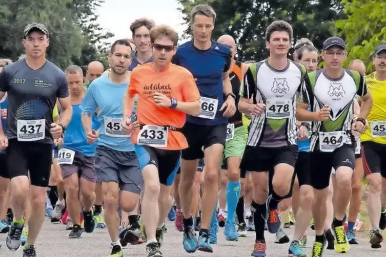 Der Halbmarathon läuft. Mit der 433 Sieger Dominic Marquedant. Die 437 links gehört Christian Bach (6.), die 466 Arne Fu (9.), d