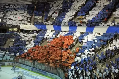 Die Fans der Adler in der Kurve der SAP-Arena. Foto: KUNZ 