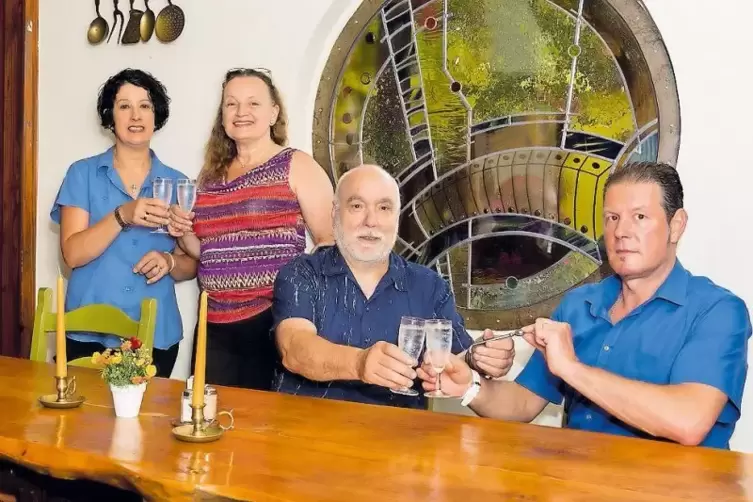 Zwei Gastronomiefamilien die sich gut verstehen: Pino Dibisceglia mit Heike Tretter und Michele Peddoni mit seiner Frau Pina.