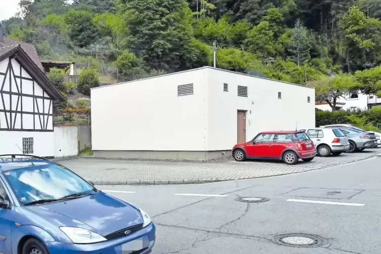 An einer Plakatwand vor diesem Gebäude würde sich wohl niemand stören – wenn es nicht in unmittelbarer Nähe zum Friedhofseingang